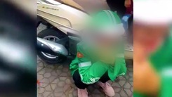 Video: Nữ tài xế Grab bị lừa lấy điện thoại