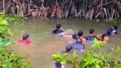 Video: Trinh sát ngâm mình dưới nước nhiều giờ để triệt phá sòng tài xỉu giữa đầm