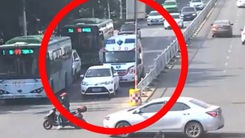 Video: Người phụ nữ không nhường đường cho xe cấp cứu vì sợ bị phạt vượt đèn đỏ