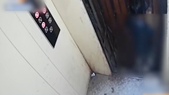 Video: Bé trai 5 tuổi bị thang máy kẹt chết tại chung cư