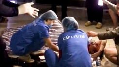 Video: Ngã từ thang máy của chung cư ở Hà Nội, 1 người bị thương nặng