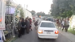 Video: Đám cưới dựng rạp lấn đường khiến khách suýt gặp tai nạn