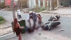 Video: Người đàn ông lao vào đánh nữ sinh dã man sau tai nạn ở Bình Dương