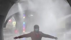 Video: Nhiều công ty ở Trung Quốc lắp đặt 'đường hầm' khử trùng chống corona
