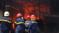 Video: Cháy lớn, công nhân tháo chạy khỏi xưởng gỗ