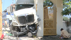 Video: Xe container cuốn nhiều xe máy vào gầm rồi đâm mạnh vào cổng dinh Bà Ngũ Hành