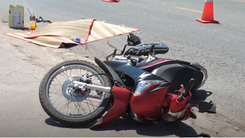 Video: Xe tải cán hai mẹ con đi xe máy rồi bỏ chạy