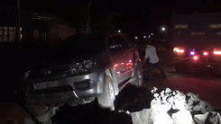 Video: Xe 7 chỗ nổ lốp lao xuống mương thoát nước, 6 người thoát chết