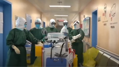 Video: Đội 'đặt nội khí quản' cật lực làm việc cứu bệnh nhân khỏi COVID-19
