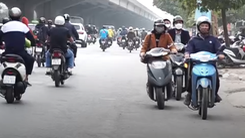 Video: Thản nhiên 'phóng xe' ngược chiều trên đường phố Hà Nội