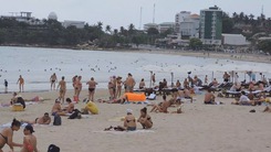 Biển Nha Trang vẫn đông khách trong mùa dịch