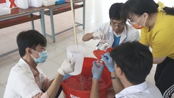 Học sinh tự làm nước dung dịch nước sát khuẩn cho trường, lớp