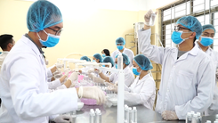 Video: ĐH Bách Khoa Hà Nội sản xuất 35.000 chai sát khuẩn miễn phí cho sinh viên