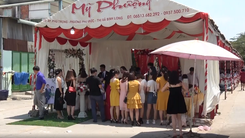 Video: Đám cưới 'đặc biệt' giữa mùa dịch, khách phải xếp hàng chờ đo thân nhiệt