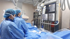 Video: Hai bệnh nhân COVID-19 nặng đang phải thở bằng máy