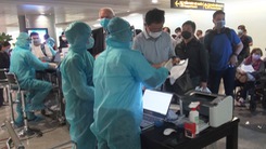 Kiều bào về nước đông, kiểm soát dịch ở sân bay Tân Sơn Nhất thêm căng thẳng