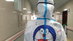 Video: Nữ y tá vẽ hình Doraemon lên áo khi chăm sóc cho bệnh nhân nhí nhiễm COVID-19