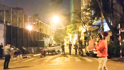 Video: Phong tỏa đường ở Hà Nội vì ca dương tính với COVID-19