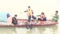Video: 2 vợ chồng nghèo đi đánh cá trên sông Mã bị nước xoáy cuốn lật úp thuyền