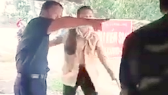 Video: Phó chủ tịch HĐND huyện đập bàn, to tiếng tại chốt kiểm dịch COVID-19