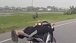 Video: Thanh niên nằm úp trên xe máy chạy với tốc độ cao