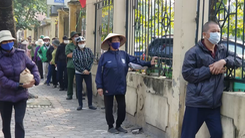Video: Cảnh xếp hàng dài trước 'ATM gạo' Hà Nội