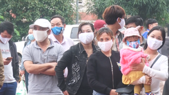 Video: Gần 300 người vui mừng rời các khu cách ly ở Nghệ An