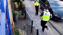Video: Cảnh sát nhảy lò cò bên đường phố mùa covid-19