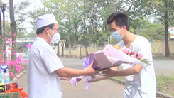 Video: Bệnh nhân mắc COVID-19 ở Đồng Nai xuất viện đúng ngày sinh nhật