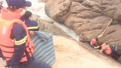 Video: Phát hiện thi thể người đàn ông mắc kẹt dưới khe đá ở biển Sầm Sơn