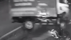 Video: Xe tải tông xe cứu thương rồi leo lên lề đâm hàng loạt xe máy