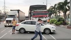 Video: Ôtô chở 5 người trong gia đình mất lái bị xe tải húc trượt dài trên đường phố