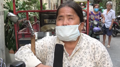 Video: Người khiếm thị khó khăn, bán vé số được hỗ trợ tiền và gạo mùa dịch Covid-19