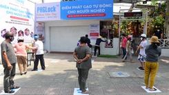 Video: Máy 'ATM' phát gạo tự động bên đường phố Sài Gòn