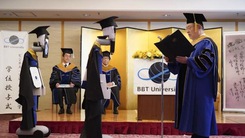 Video: Robot nhận bằng tốt nghiệp thay sinh viên trong mùa dịch COVID-19