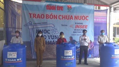 Trao 200 bồn chứa nước cho người dân vùng hạn, mặn tỉnh Long An