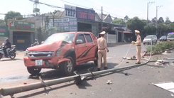 Video: Trụ điện gãy nát sau tai nạn liên hoàn giữa 2 ôtô