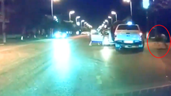 Video: Cướp dùng dao đâm tài xế rồi mở cửa taxi bỏ chạy
