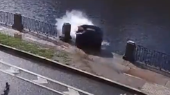 Video: Ôtô bất ngờ mất lái đâm vào lan can rồi lao thẳng xuống sông