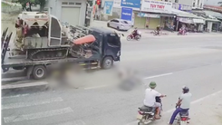 Video: Khoảnh khắc xe tải húc văng xe máy khi sang đường
