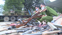 Thu giữ 400 khẩu súng tự chế và vật liệu nổ ở vùng biên giới Việt - Lào