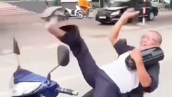 Video: Người đàn ông ôm loa, mở nhạc, nằm trên yên và lái xe bằng chân