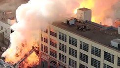 Video: Nổ lớn tại Los Angeles, 11 lính cứu hỏa bị thương
