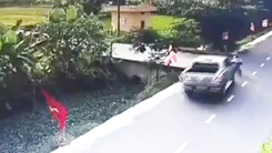 Video: Đạp xe sang đường, một bé trai bị ôtô tông rơi xuống mương