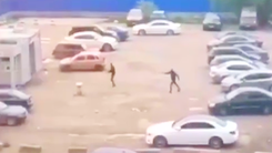 Video: 2 nhóm thanh niên đấu súng rùng rợn ở bãi giữ xe