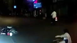 Video: Cố vượt đèn đỏ, cô gái bị ôtô hất văng trước mui xe