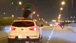 Video: Người đàn ông ngồi trên nóc ô tô, xe chạy tốc độ cao trên đường