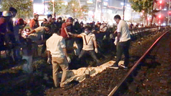 Video: Một người đàn ông đi bộ trên đường ray bị tàu hỏa tông tử vong