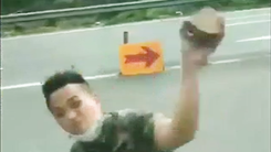 Video: Nam thanh niên cầm gạch ném vỡ kính, rách cằm tài xế xe tải