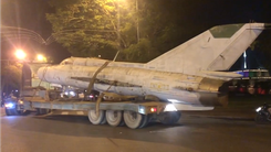 Video: Di dời máy bay, xe tăng ở bảo tàng đến địa điểm mới